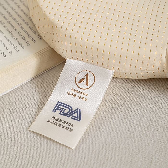 91家纺网 家纺一手货源 找家纺 2025新款熊头婴儿硅胶枕可水洗如奶嘴同源材料  米色 23*26cm