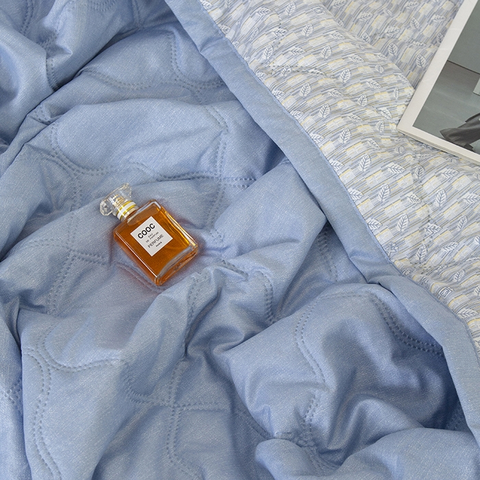 91家纺网 家纺一手货源 找家纺 诗雅纺织 2025新款艾草驱蚊功能夏被超声波压花礼品空调被 宝蓝