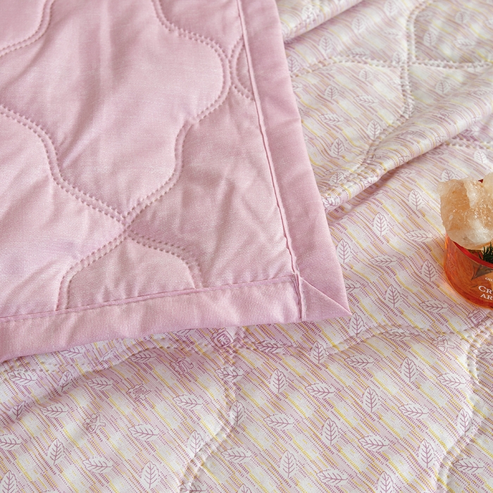 91家纺网 家纺一手货源 找家纺 诗雅纺织 2025新款艾草驱蚊功能夏被超声波压花礼品空调被 红粉