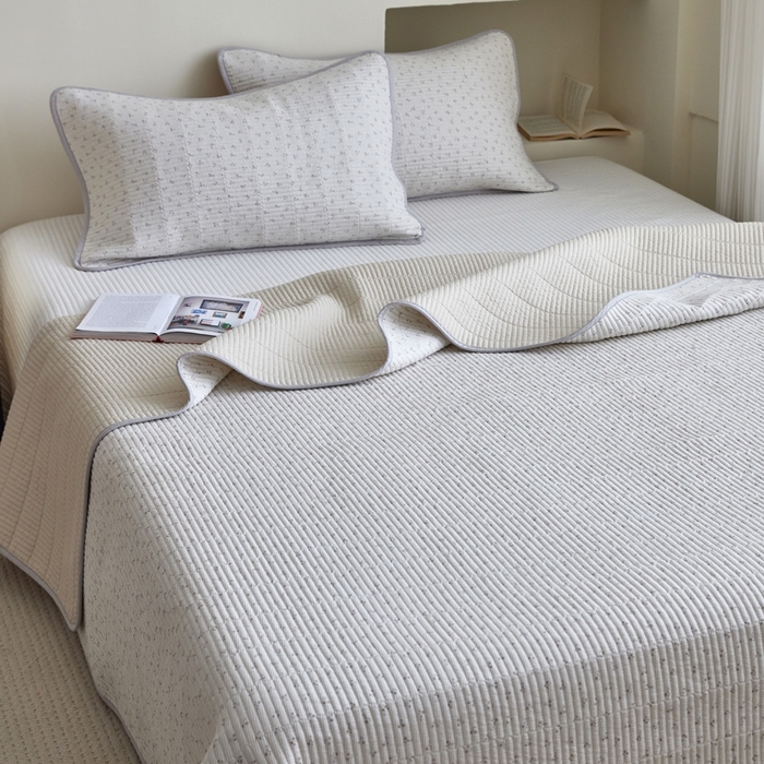 91家纺网 家纺一手货源 找家纺 亿梵家居 2025新款全棉纯棉双层纱床盖三件套A类母婴级纯棉床盖炕盖夹棉床单 素锦-咖