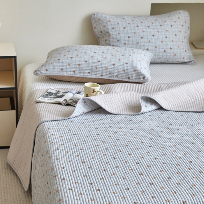 91家纺网 家纺一手货源 找家纺 亿梵家居 2025新款全棉纯棉双层纱床盖三件套A类母婴级纯棉床盖炕盖夹棉床单 韩系小熊-蓝