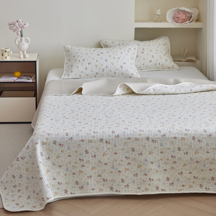 91家纺网 家纺一手货源 找家纺 亿梵家居 2025新款全棉纯棉双层纱床盖三件套A类母婴级纯棉床盖炕盖夹棉床单 卡通乐园-米