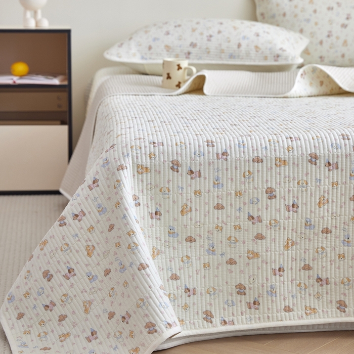 91家纺网 家纺一手货源 找家纺 亿梵家居 2025新款全棉纯棉双层纱床盖三件套A类母婴级纯棉床盖炕盖夹棉床单 卡通乐园-米