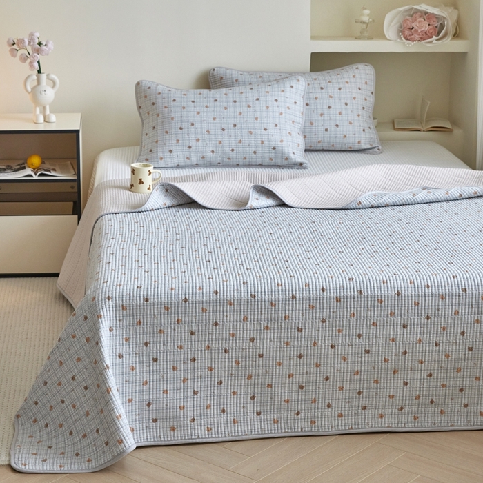 91家纺网 家纺一手货源 找家纺 亿梵家居 2025新款全棉纯棉双层纱床盖三件套A类母婴级纯棉床盖炕盖夹棉床单 韩系小熊-蓝