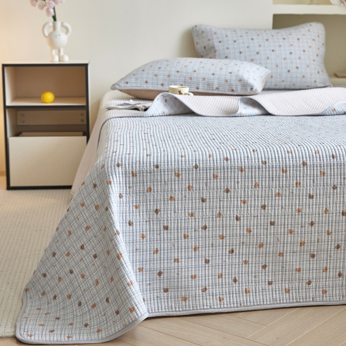 91家纺网 家纺一手货源 找家纺 亿梵家居 2025新款全棉纯棉双层纱床盖三件套A类母婴级纯棉床盖炕盖夹棉床单 韩系小熊-蓝