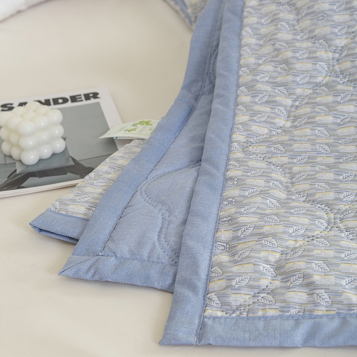 91家纺网 家纺一手货源 找家纺 诗雅纺织 2025新款艾草驱蚊功能夏被超声波压花礼品空调被 宝蓝