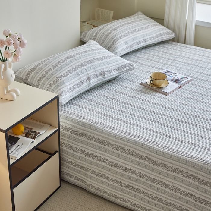 91家纺网 家纺一手货源 找家纺 亿梵家居 2025新款全棉纯棉双层纱床盖三件套A类母婴级纯棉床盖炕盖夹棉床单 卓言-灰