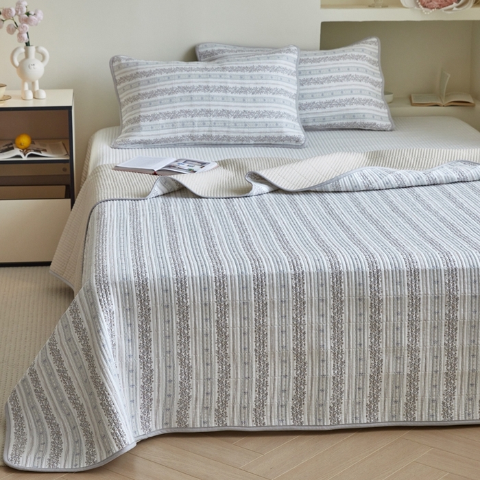 91家纺网 家纺一手货源 找家纺 亿梵家居 2025新款全棉纯棉双层纱床盖三件套A类母婴级纯棉床盖炕盖夹棉床单 卓言-灰