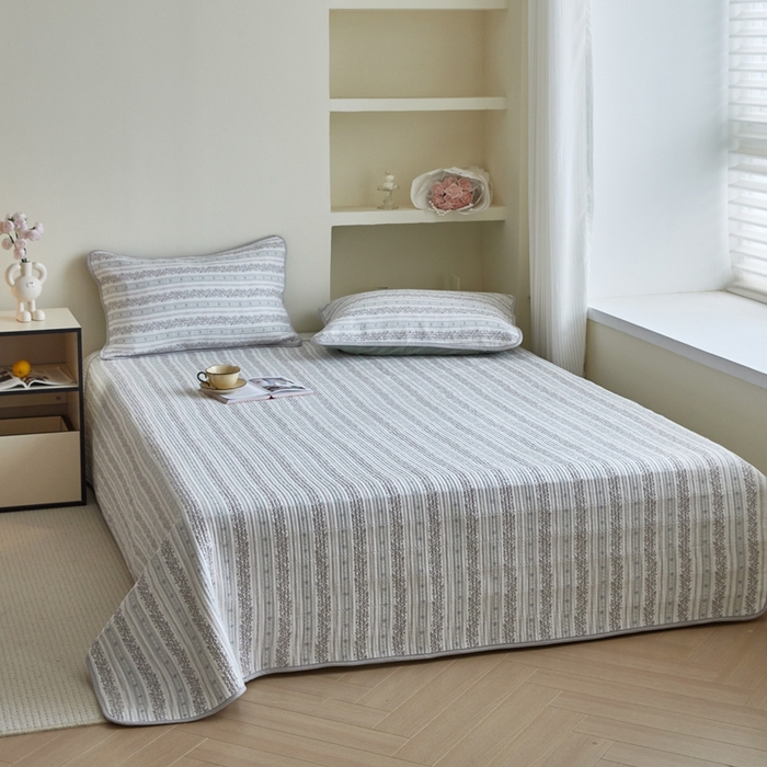 91家纺网 家纺一手货源 找家纺 亿梵家居 2025新款全棉纯棉双层纱床盖三件套A类母婴级纯棉床盖炕盖夹棉床单 卓言-灰