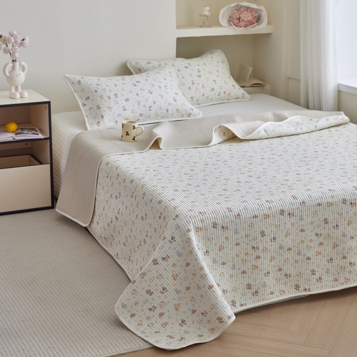 91家纺网 家纺一手货源 找家纺 亿梵家居 2025新款全棉纯棉双层纱床盖三件套A类母婴级纯棉床盖炕盖夹棉床单 卡通乐园-米