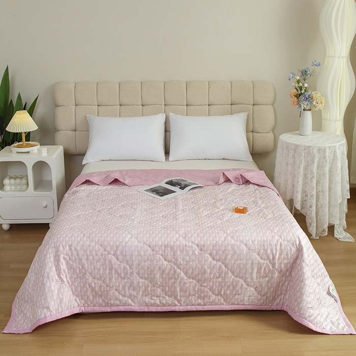 91家纺网 家纺一手货源 找家纺 诗雅纺织 2025新款艾草驱蚊功能夏被超声波压花礼品空调被 红粉