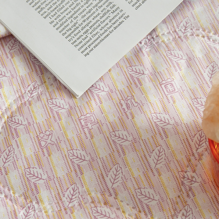 91家纺网 家纺一手货源 找家纺 诗雅纺织 2025新款艾草驱蚊功能夏被超声波压花礼品空调被 红粉