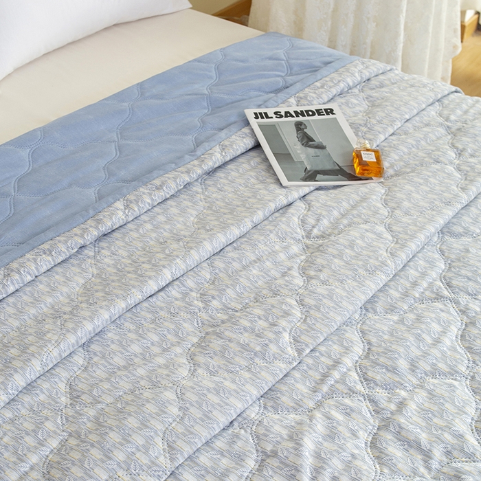 91家纺网 家纺一手货源 找家纺 诗雅纺织 2025新款艾草驱蚊功能夏被超声波压花礼品空调被 宝蓝