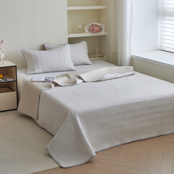 91家纺网 家纺一手货源 找家纺 亿梵家居 2025新款全棉纯棉双层纱床盖三件套A类母婴级纯棉床盖炕盖夹棉床单 素锦-咖