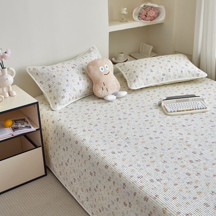 91家纺网 家纺一手货源 找家纺 亿梵家居 2025新款全棉纯棉双层纱床盖三件套A类母婴级纯棉床盖炕盖夹棉床单 卡通乐园-米