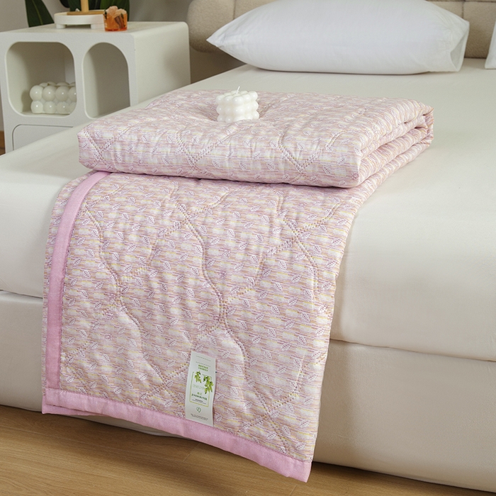 91家纺网 家纺一手货源 找家纺 诗雅纺织 2025新款艾草驱蚊功能夏被超声波压花礼品空调被 红粉