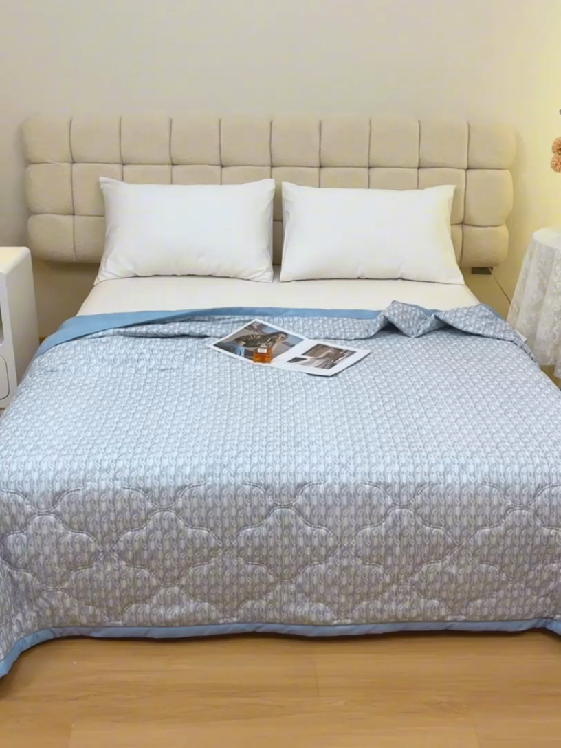 91家纺网 家纺一手货源 找家纺 诗雅纺织 2025新款艾草驱蚊功能夏被超声波压花礼品空调被 宝蓝