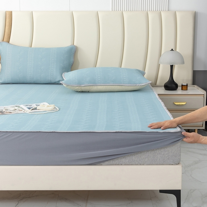 91家纺网 家纺一手货源 找家纺 乐居家纺 2025新款中分子PE凉感凉豆豆提花凉席床笠款 蓝色-异形线条