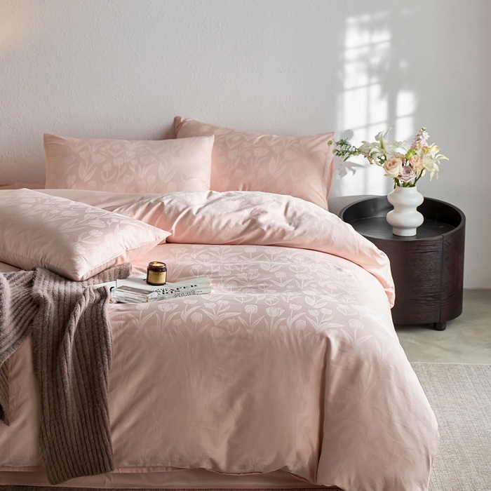 91家纺网 家纺一手货源 找家纺 亿梵家居 2025新款高端A类长绒棉四件套全棉提花轻奢全棉四件套 郁金香-迷香粉