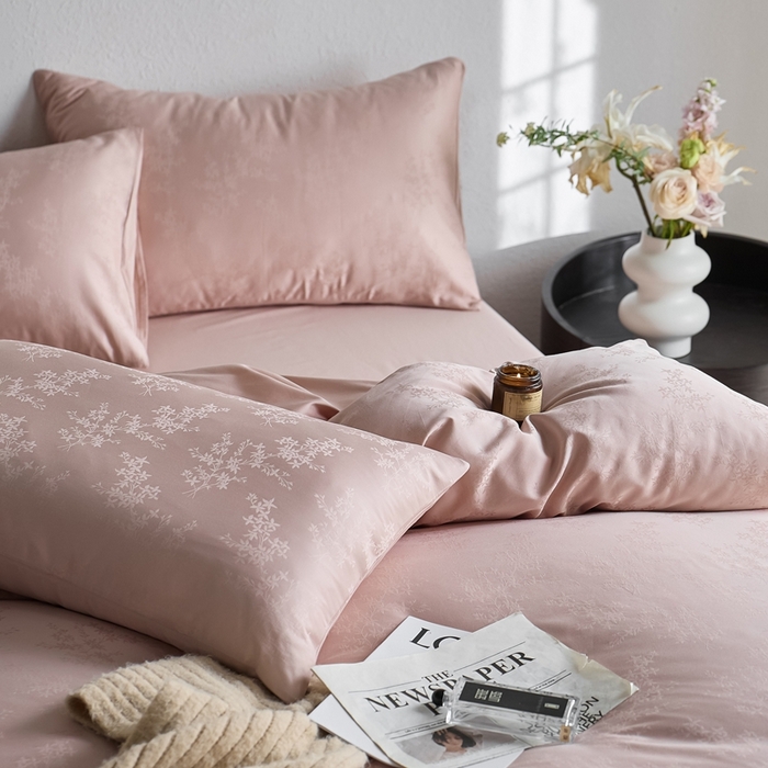 91家纺网 家纺一手货源 找家纺 亿梵家居 2025新款高端A类长绒棉四件套全棉提花轻奢全棉四件套 赫本-柔光粉