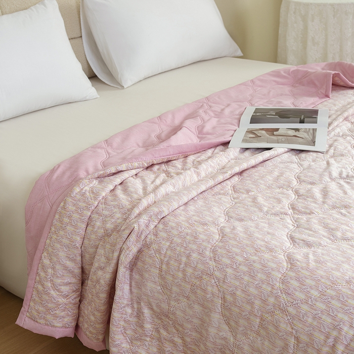 91家纺网 家纺一手货源 找家纺 诗雅纺织 2025新款艾草驱蚊功能夏被超声波压花礼品空调被 红粉