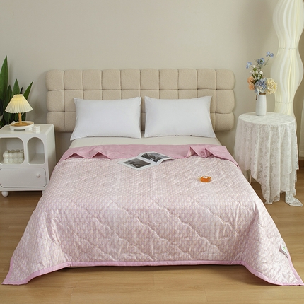 91家纺网 家纺一手货源 找家纺 诗雅纺织 2025新款艾草驱蚊功能夏被超声波压花礼品空调被 红粉