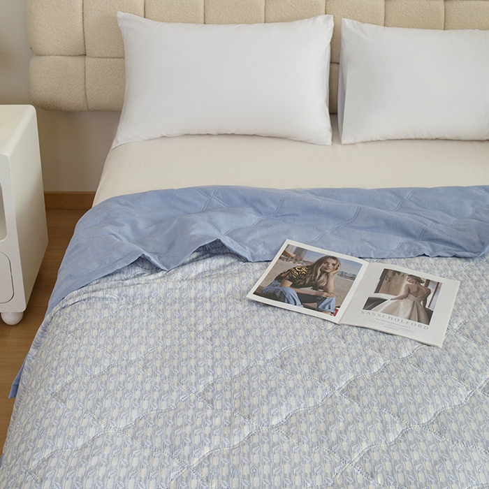 91家纺网 家纺一手货源 找家纺 诗雅纺织 2025新款艾草驱蚊功能夏被超声波压花礼品空调被 宝蓝