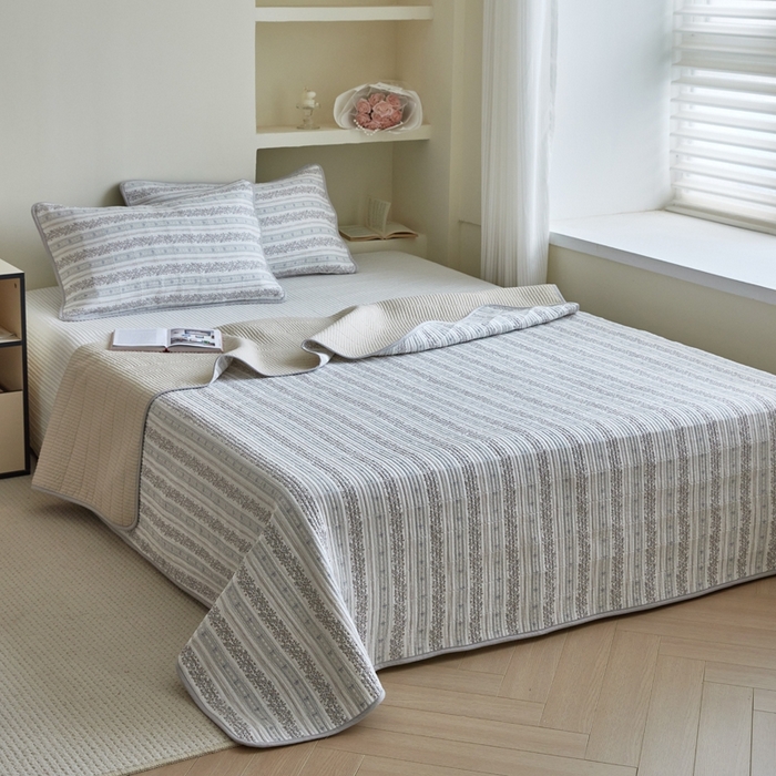 91家纺网 家纺一手货源 找家纺 亿梵家居 2025新款全棉纯棉双层纱床盖三件套A类母婴级纯棉床盖炕盖夹棉床单 卓言-灰