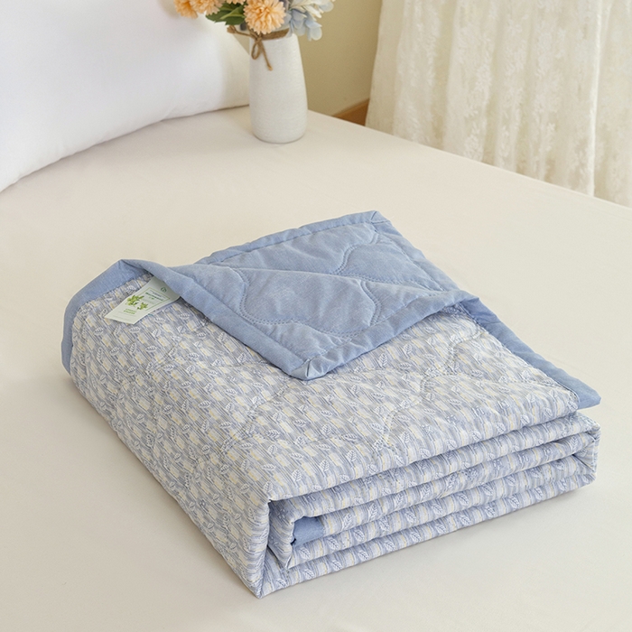 91家纺网 家纺一手货源 找家纺 诗雅纺织 2025新款艾草驱蚊功能夏被超声波压花礼品空调被 宝蓝
