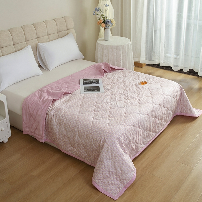 91家纺网 家纺一手货源 找家纺 诗雅纺织 2025新款艾草驱蚊功能夏被超声波压花礼品空调被 红粉