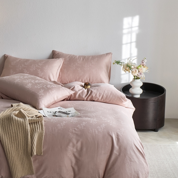 91家纺网 家纺一手货源 找家纺 亿梵家居 2025新款高端A类长绒棉四件套全棉提花轻奢全棉四件套 赫本-柔光粉