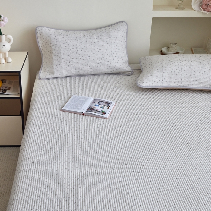 91家纺网 家纺一手货源 找家纺 亿梵家居 2025新款全棉纯棉双层纱床盖三件套A类母婴级纯棉床盖炕盖夹棉床单 素锦-咖