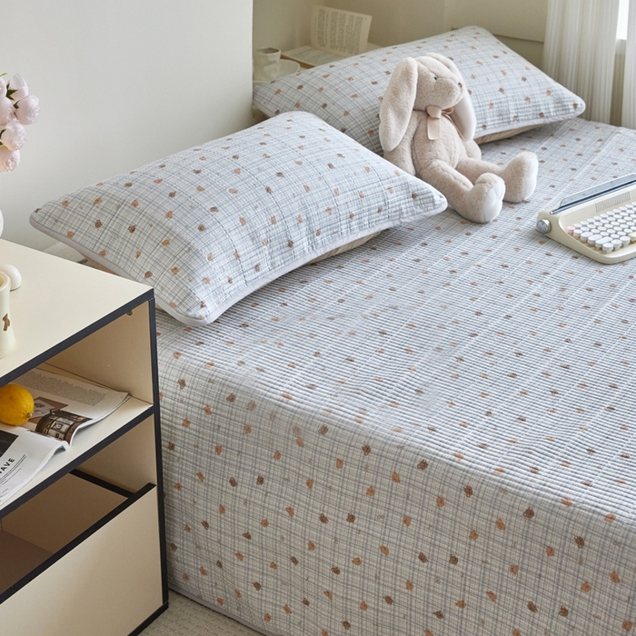 91家纺网 家纺一手货源 找家纺 亿梵家居 2025新款全棉纯棉双层纱床盖三件套A类母婴级纯棉床盖炕盖夹棉床单 韩系小熊-蓝