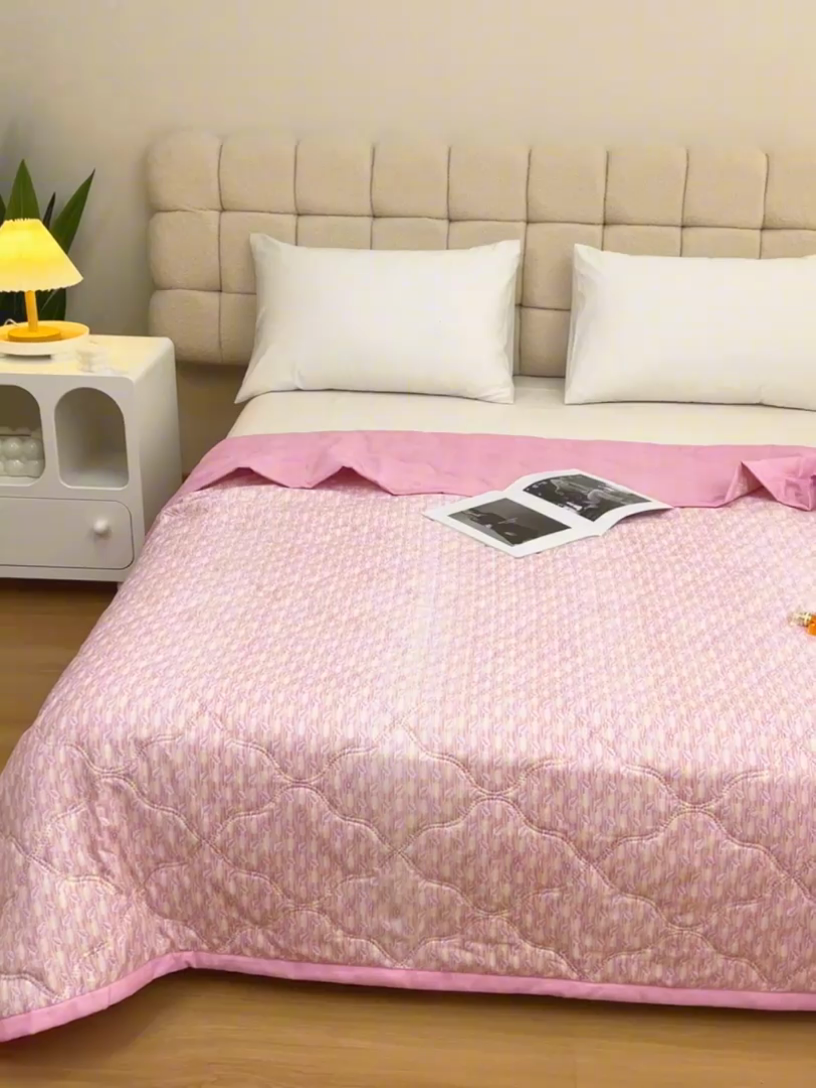 91家纺网 家纺一手货源 找家纺 诗雅纺织 2025新款艾草驱蚊功能夏被超声波压花礼品空调被 红粉