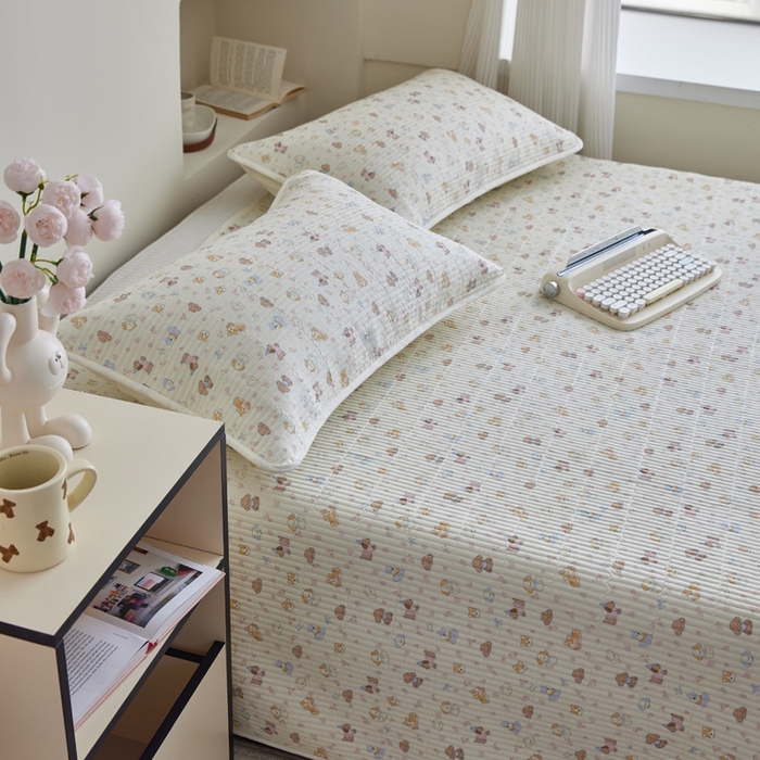 91家纺网 家纺一手货源 找家纺 亿梵家居 2025新款全棉纯棉双层纱床盖三件套A类母婴级纯棉床盖炕盖夹棉床单 卡通乐园-米