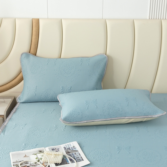 91家纺网 家纺一手货源 找家纺 乐居家纺 2025新款中分子PE凉感凉豆豆提花凉席床笠款 蓝色蝴蝶结