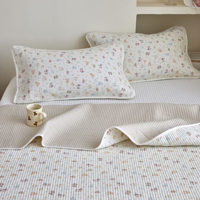 91家纺网 家纺一手货源 找家纺 亿梵家居 2025新款全棉纯棉双层纱床盖三件套A类母婴级纯棉床盖炕盖夹棉床单 卡通乐园-米