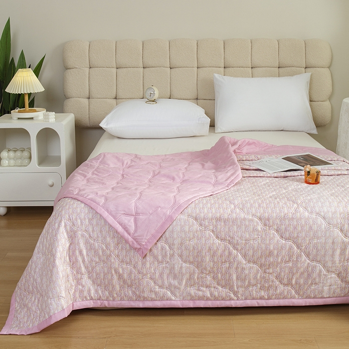 91家纺网 家纺一手货源 找家纺 诗雅纺织 2025新款艾草驱蚊功能夏被超声波压花礼品空调被 红粉