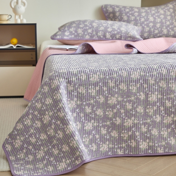 91家纺网 家纺一手货源 找家纺 亿梵家居 2025新款全棉纯棉双层纱床盖三件套A类母婴级纯棉床盖炕盖夹棉床单 云溪之镜-紫