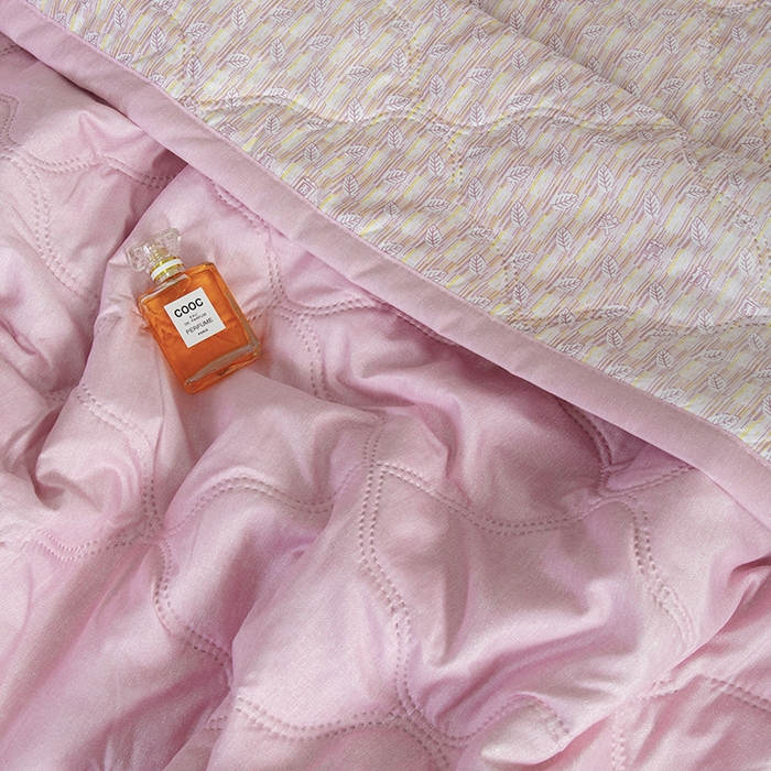 91家纺网 家纺一手货源 找家纺 诗雅纺织 2025新款艾草驱蚊功能夏被超声波压花礼品空调被 红粉