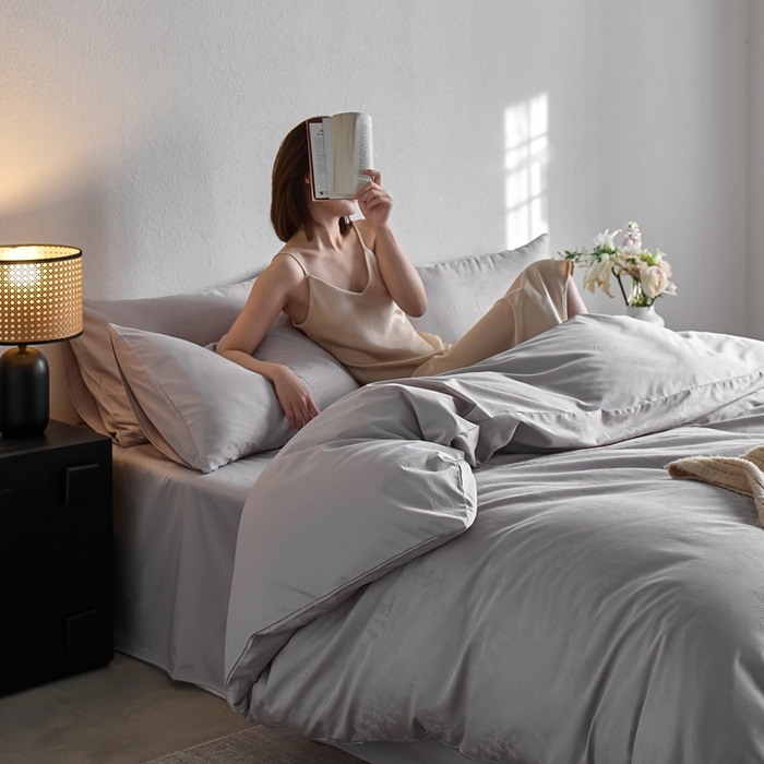 91家纺网 家纺一手货源 找家纺 亿梵家居 2025新款高端A类长绒棉四件套全棉提花轻奢全棉四件套 赫本-暮云灰