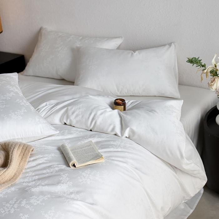 91家纺网 家纺一手货源 找家纺 亿梵家居 2025新款高端A类长绒棉四件套全棉提花轻奢全棉四件套 赫本-雅致白