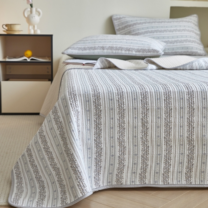 91家纺网 家纺一手货源 找家纺 亿梵家居 2025新款全棉纯棉双层纱床盖三件套A类母婴级纯棉床盖炕盖夹棉床单 卓言-灰