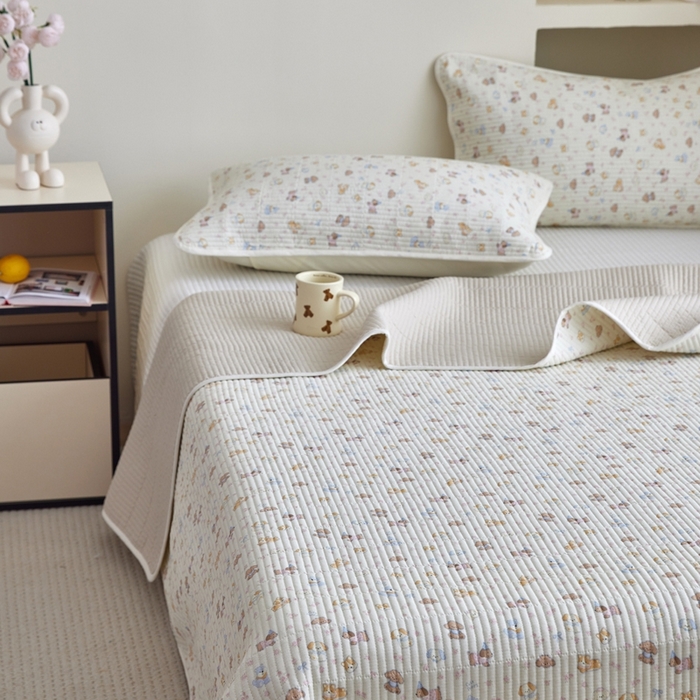 91家纺网 家纺一手货源 找家纺 亿梵家居 2025新款全棉纯棉双层纱床盖三件套A类母婴级纯棉床盖炕盖夹棉床单 卡通乐园-米