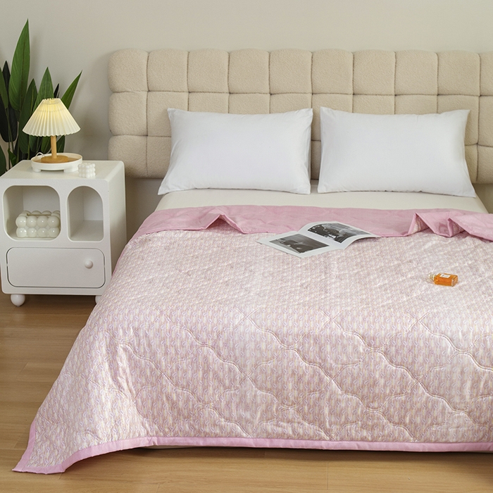 91家纺网 家纺一手货源 找家纺 诗雅纺织 2025新款艾草驱蚊功能夏被超声波压花礼品空调被 红粉