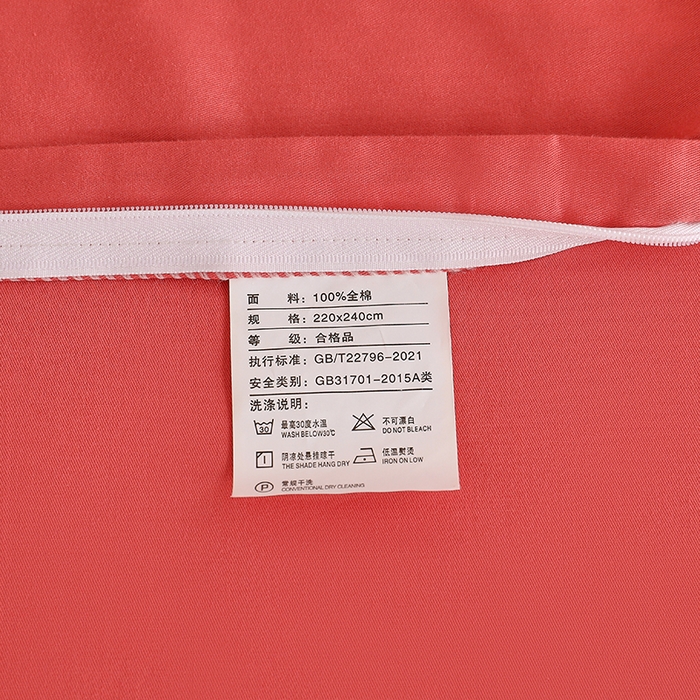 91家纺网 家纺一手货源 找家纺 宇彬家纺 2025直播热新款13374全棉母婴级压线一字绣宽边被套纯色刺绣四件套贡缎新疆长绒字母轻奢 暖系列-宝石红