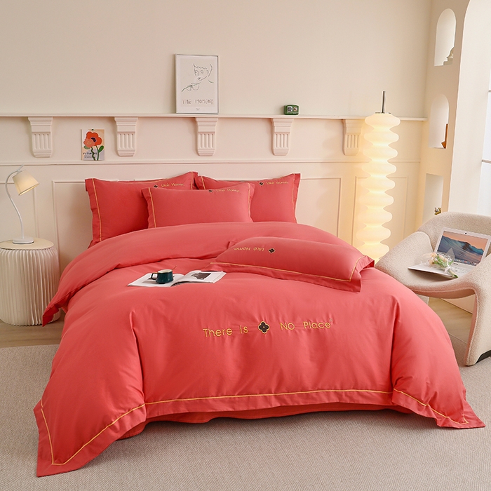 91家纺网 家纺一手货源 找家纺 宇彬家纺 2025直播热新款13374全棉母婴级压线一字绣宽边被套纯色刺绣四件套贡缎新疆长绒字母轻奢 暖系列-宝石红