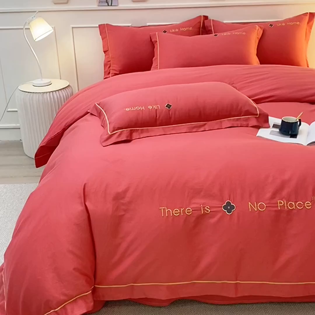 91家纺网 家纺一手货源 找家纺 宇彬家纺 2025直播热新款13374全棉母婴级压线一字绣宽边被套纯色刺绣四件套贡缎新疆长绒字母轻奢 暖系列-宝石红