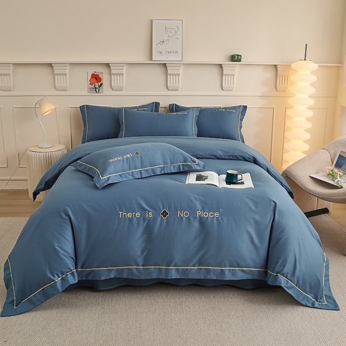 91家纺网 家纺一手货源 找家纺 宇彬家纺 2025直播热新款13374全棉母婴级压线一字绣宽边被套纯色刺绣四件套贡缎新疆长绒字母轻奢 暖系列-宾利蓝