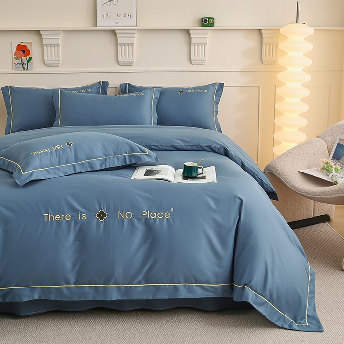 91家纺网 家纺一手货源 找家纺 宇彬家纺 2025直播热新款13374全棉母婴级压线一字绣宽边被套纯色刺绣四件套贡缎新疆长绒字母轻奢 暖系列-宾利蓝